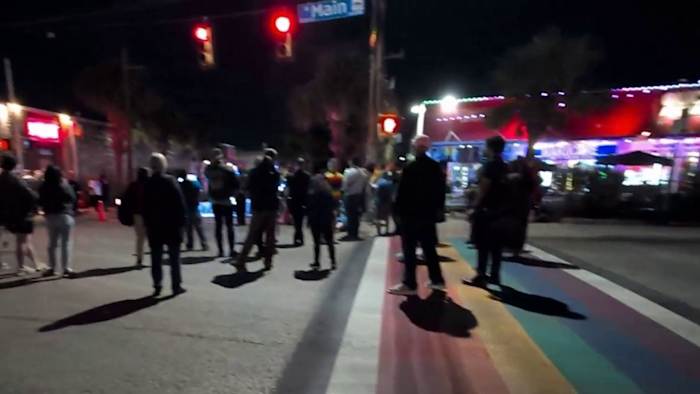 De LGBTQ+-gemeenschap van San Antonio verenigt zich om het regenboogzebrapad van het Pride-district te beschermen