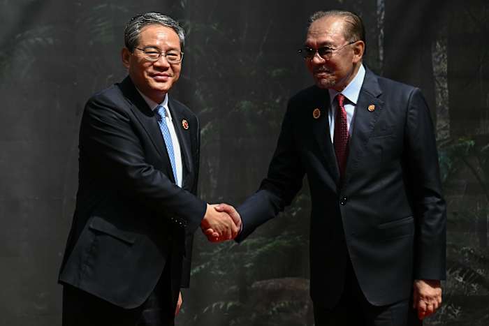 De Maleisische Anwar roept op tot een dialoog over dwang op de Oost-Aziatische top