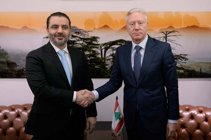 De Syrische minister van Buitenlandse Zaken bezoekt Libanon terwijl de twee landen proberen de banden te herstellen na de verdrijving van Assad