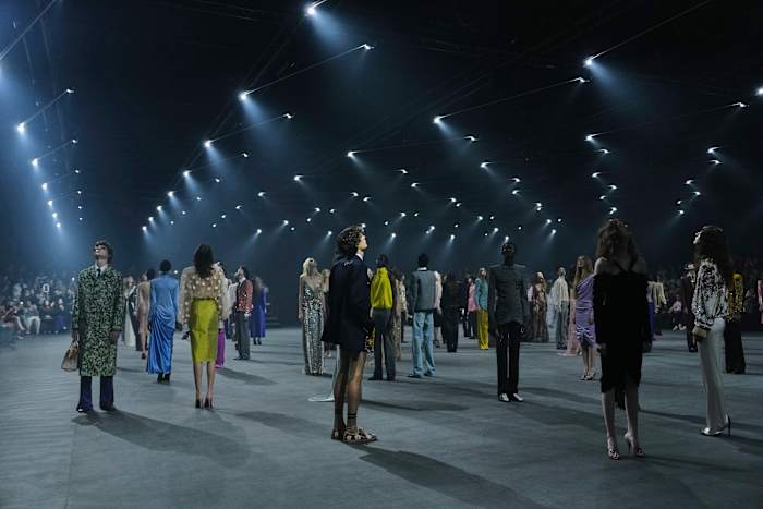 De Valentino -collectie van Alessandro Michele plaatst silhouetten uit de jaren 70 in de spotlight van Parijs