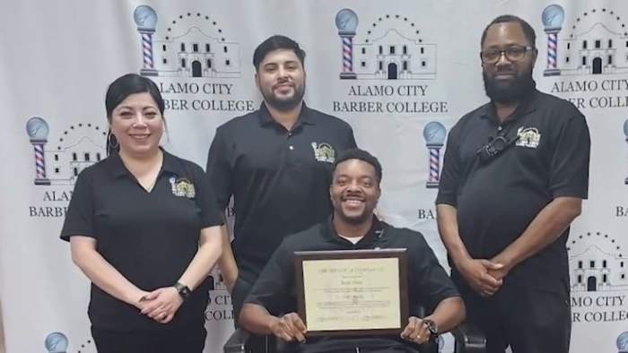 De gemeenschap verzamelt zich rond een ervaren kapper nadat de trailer is gestolen, waardoor een tweede kans wordt geboden om de missie te vervullen