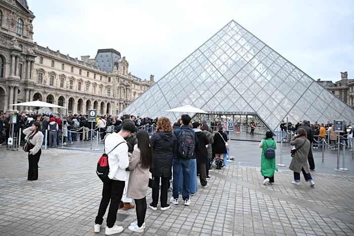 De kroonjuweeloverval in het Louvre is nu een race tegen de klok voor de autoriteiten – en voor de brutale dieven