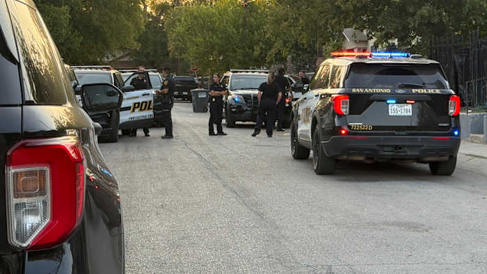 De mens loopt levensbedreigende verwondingen op bij het neersteken van de westkant, zegt SAPD