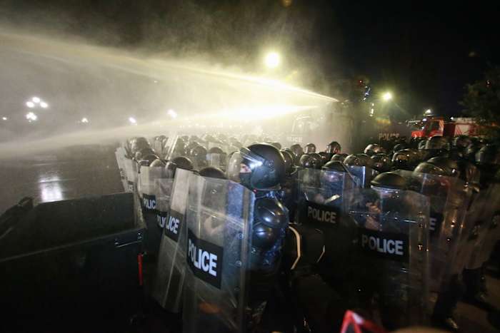 De politie van Georgië gebruikt waterkanonnen om demonstranten terug te drukken die proberen het presidentiële paleis te bestormen