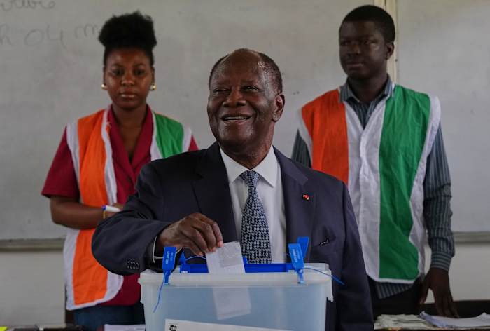 De president van Ivoorkust, Alassane Ouattara, wordt herkozen voor de vierde termijn, zo blijkt uit de eerste resultaten