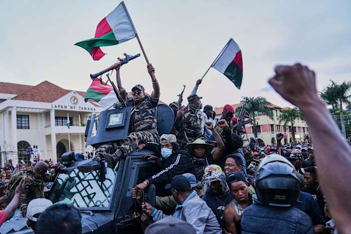 De president van Madagaskar houdt een toespraak nadat soldaten zich na een schijnbare staatsgreep tegen de regering hebben gekeerd