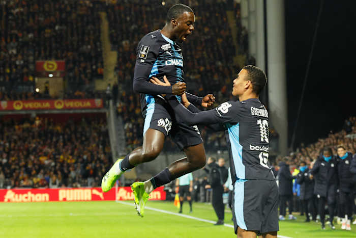 De vleugelspeler van de Verenigde Staten, Tim Weah, raakte geblesseerd tijdens de 2-1 nederlaag van Marseille tegen Lens in de Franse competitie