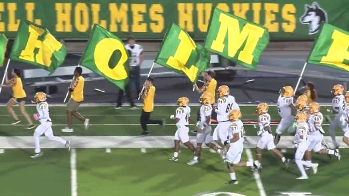 De voetbalcoach van Holmes HS herinnert zich dat hij tijdens de wedstrijd voor $ 3.400 aan items uit de kleedkamer had gestolen