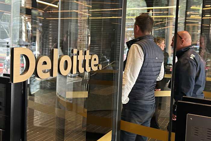 Deloitte om de Australische regering gedeeltelijk terug te betalen voor rapport met schijnbare AI-gegenereerde fouten