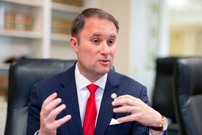 Democraat in de procureur -generaal Race van Virginia verontschuldigt zich voor de teksten van 2022 die politiek geweld weergeven