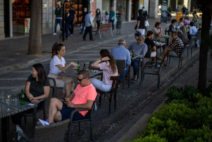 Deze stoel bezet? Dieven opgepakt voor het stelen van meer dan 1.000 restaurantstoelen in Spanje