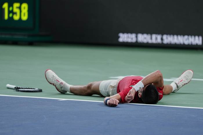 Djokovic overwint vermoeidheid en vochtigheid om de kwartfinales van Shanghai te bereiken
