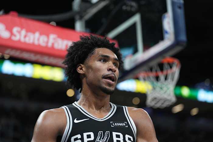 Dylan Harper van de Spurs maakt zijn debuut in het reguliere NBA-seizoen als Spurs het opneemt tegen Mavericks in de opener