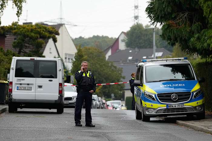 Een burgemeester-gekozen in Duitsland wordt gevonden met ernstige steekwonden. Onderzoekers zien geen politiek motief