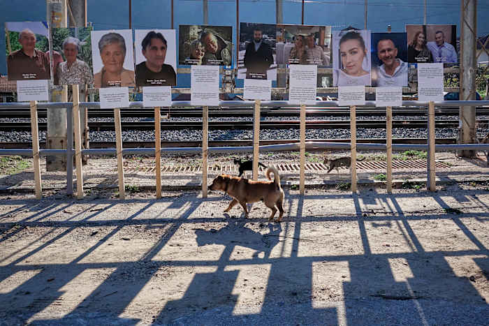 Een jaar later herinnert Small Bosnisch dorp zich 19 slachtoffers van overstromingen en aardverschuiving