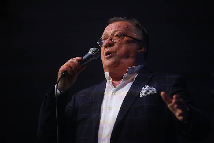 Een stem die barrières doorbreekt: menigten vullen Sarajevo om te rouwen over de geliefde folkzangeres Halid Beslic