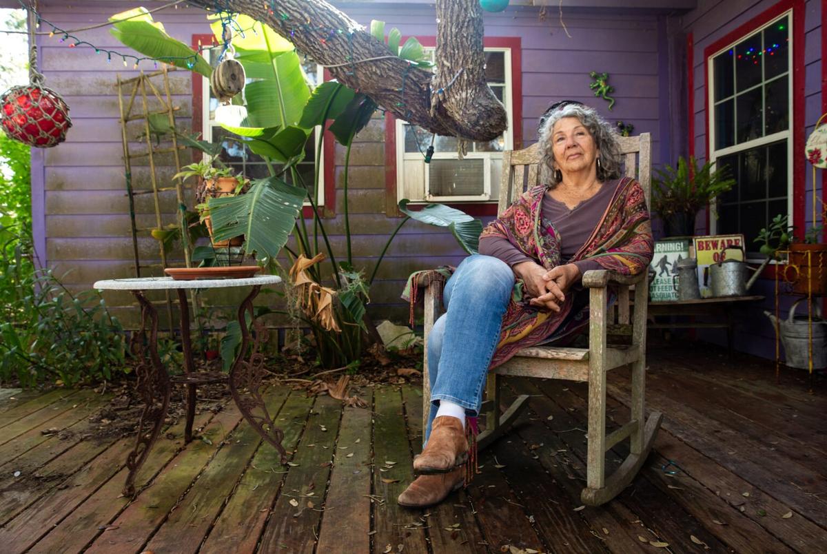 Diane Wilson zit in december 2024 buiten haar huis in Seadrift.