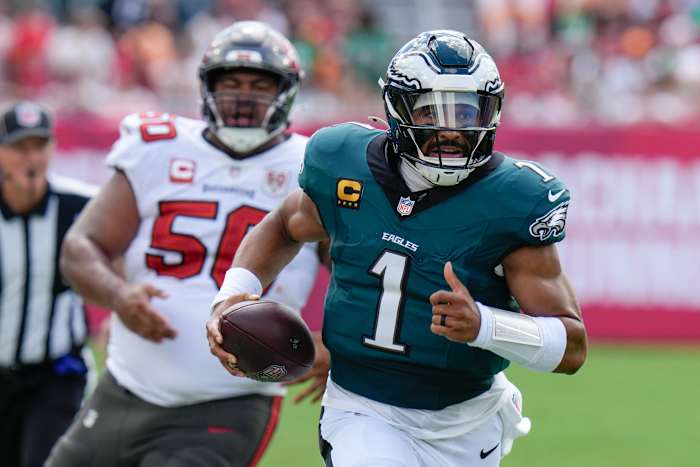 Fake Tush Push en Special Teams TD Help Eagles verslaan Bucs 31-25 om ongeslagen te blijven