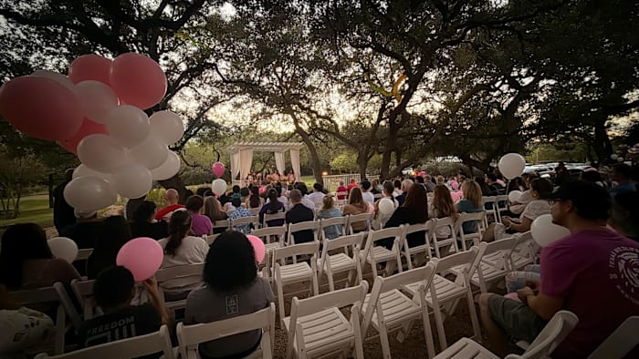 Familie, vrienden houden ballonrelease voor tienermeisje shot, gedood op het zuidwesten van het huisfeest van Bexar County