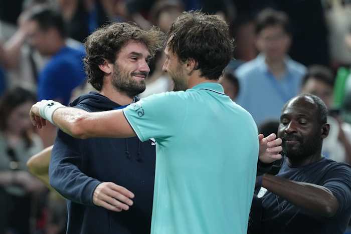 Familieaangelegenheid: Vacherot op de 204e plaats verbijstert Djokovic en neemt het op tegen zijn neef in de finale van Shanghai