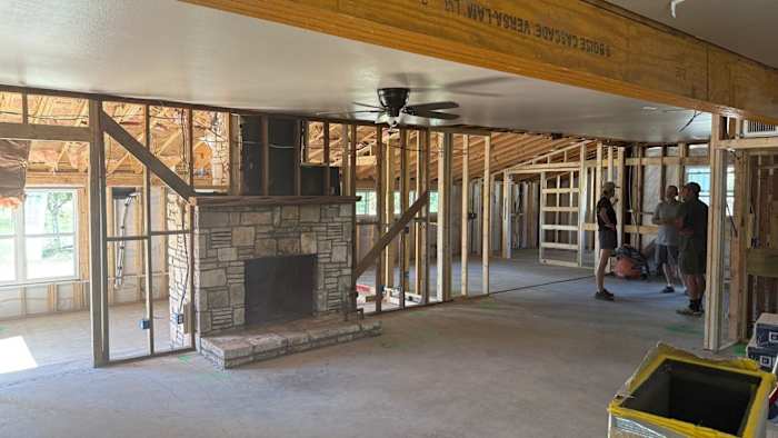 Foto's: Het huis van het echtpaar Ingram ondergaat grote reparaties na verwoestende overstromingen in juli