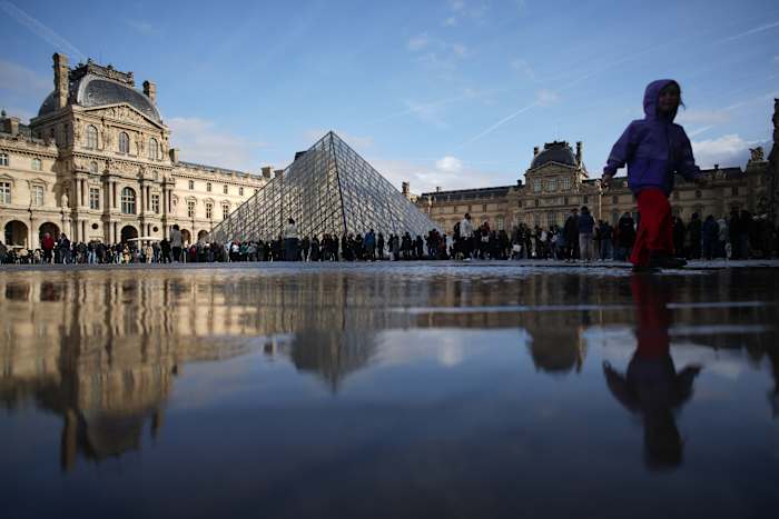 Franse senatoren zeggen dat de veiligheid in het Louvre 'niet in overeenstemming' is met de moderne normen en eisen actie