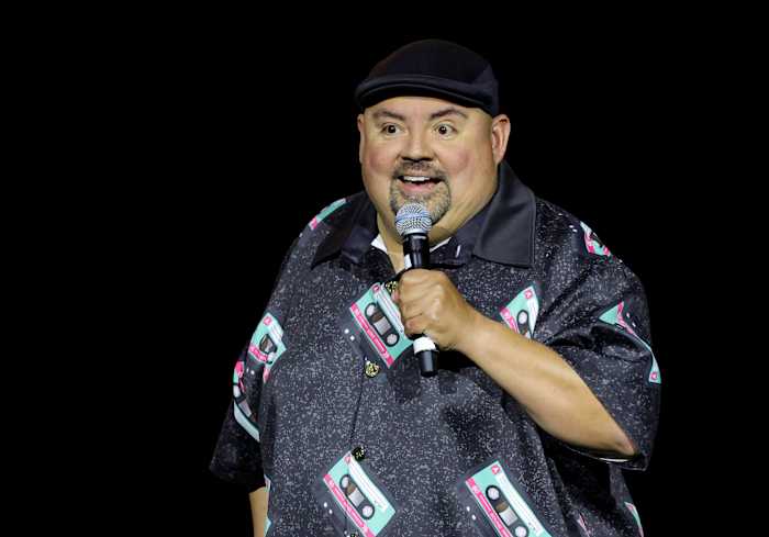 Gabriel 'Fluffy' Iglesias kondigt benefietshow aan in de comedyclub van San Antonio, doneer 5 blikjes voedsel voor gratis toegang