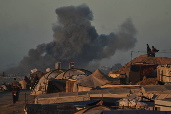 Gaza Death Toll Mounts terwijl Hamas nog steeds overweegt zijn reactie op het vredesvoorstel van Trump