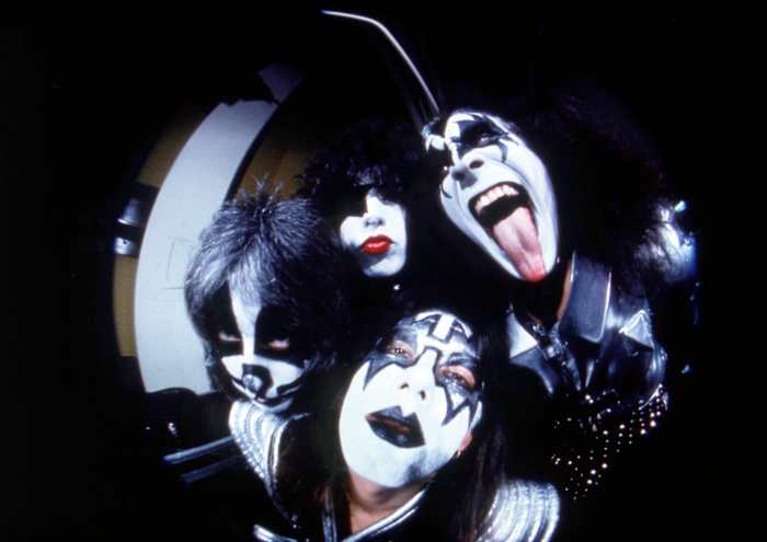 Gene Simmons, Paul Stanley en Pearl Jam rouwen om Kiss-oprichter Ace Frehley