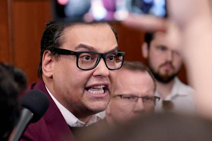 George Santos zegt dat hij nederig is, maar wijst de 'parelgrijpende' critici van de hand
