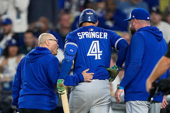 George Springer van Blue Jays verlaat Game 3 van de World Series nadat hij zichzelf blesseerde tijdens een schommel