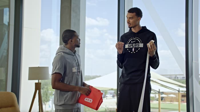 HEB en Spurs vernieuwen samenwerking met nieuwe commercials en fanevenementen voor het NBA-seizoen