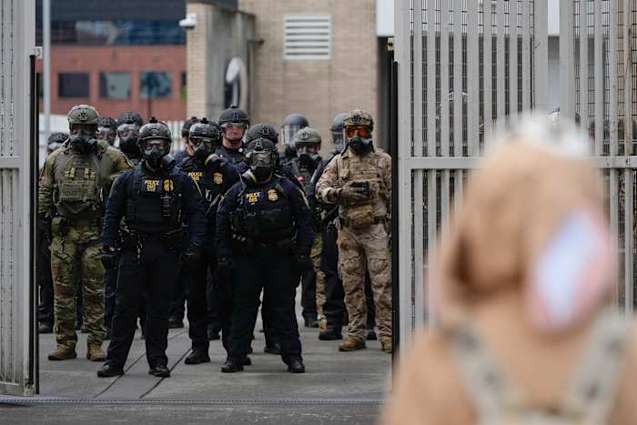 Het Amerikaanse hof van beroep zegt dat Trump het bevel over de troepen uit Oregon kan overnemen, hoewel de inzet voorlopig is geblokkeerd