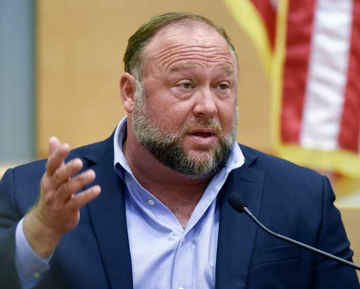 Het Hooggerechtshof verwerpt het beroep van Alex Jones wegens laster van $1,4 miljard in de schietpartij op Sandy Hook