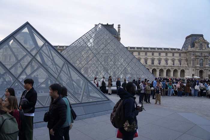Het Louvre heropent drie dagen nadat dieven bij daglicht Franse kroonjuwelen hebben buitgemaakt