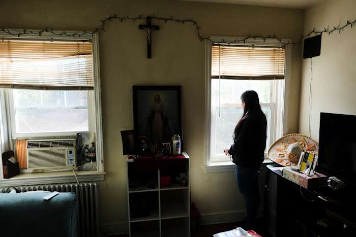 Het harde optreden tegen immigratie wakkert angst en solidariteit aan in een katholieke kerk in DC