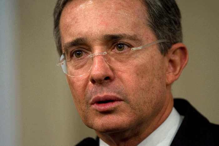 Het hof van beroep vernietigt de veroordeling van de Colombiaanse ex-president Uribe wegens omkoping en geknoei met getuigen