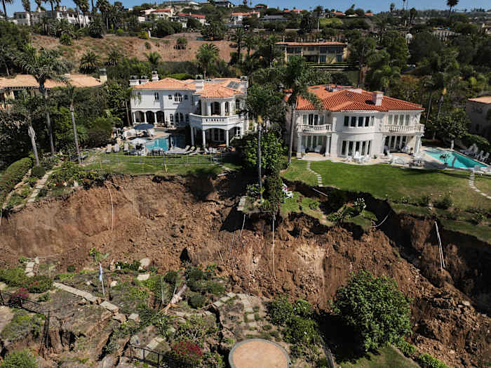 Honderden voet aan kustbluf in Californië viel in de richting van de oceaan in de door aardverschuiving getroffen stad