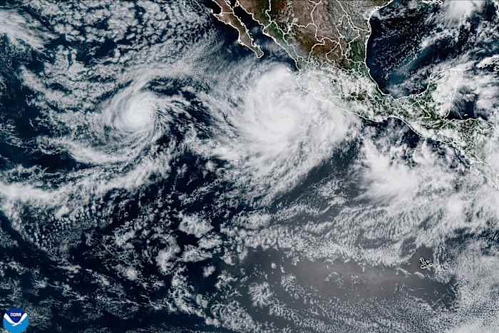 Hurricane Priscilla versterkt tot een storm van categorie 2 terwijl deze loopt langs de Pacifische kust van Mexico