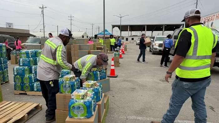 In de stad Seguin delen schooldistrictsambtenaren maaltijdpakketten uit aan gezinnen in nood