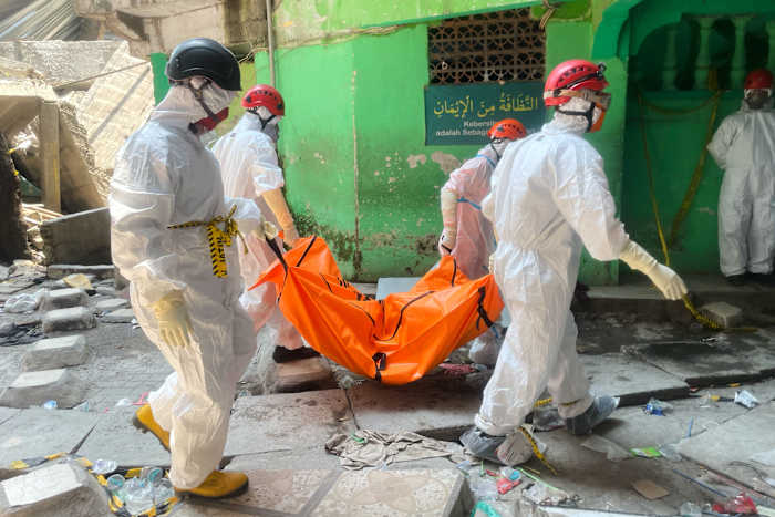 Indonesische bemanningen trekken meer lichamen uit puin van ingestorte school naarmate de dodental stijgt