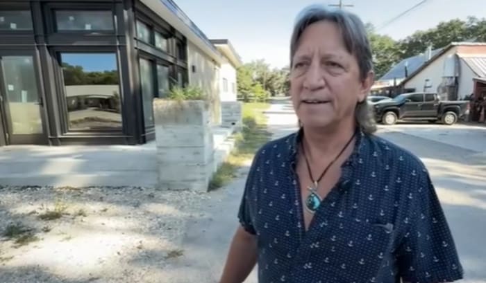 Ingram-gemeenschap viert verrassende verjaardag voor lokale held