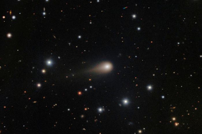Interstellar Comet slingert langs Mars terwijl een vloot van ruimtevaartuigen naar kijkt