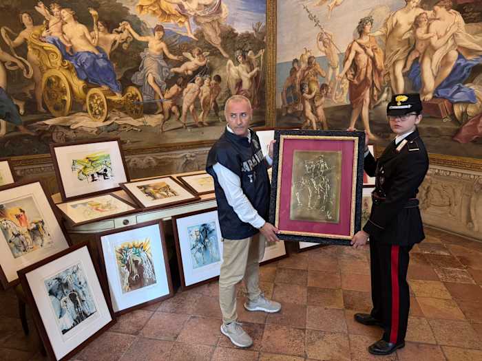 Italië Politie grijpt 21 vermoedelijke vervalste Salvador Dali -kunstwerken na de show opent in Parma