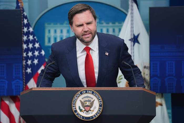 JD Vance verwerpt de tweeledige verontwaardiging over de racistische en aanstootgevende jonge Republikeinse groepschat