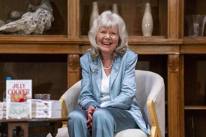 Jilly Cooper, de Britse auteur van bestsellere risqué -romans, waaronder 'Rivals', is overleden op 88
