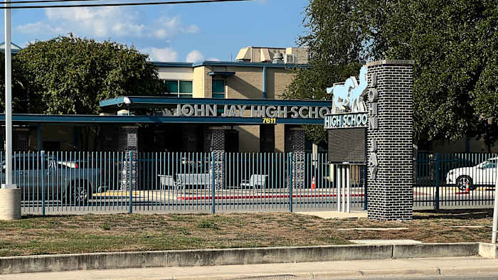 John Jay HS-student sterft een maand nadat hij voor de campus door een voertuig werd aangereden