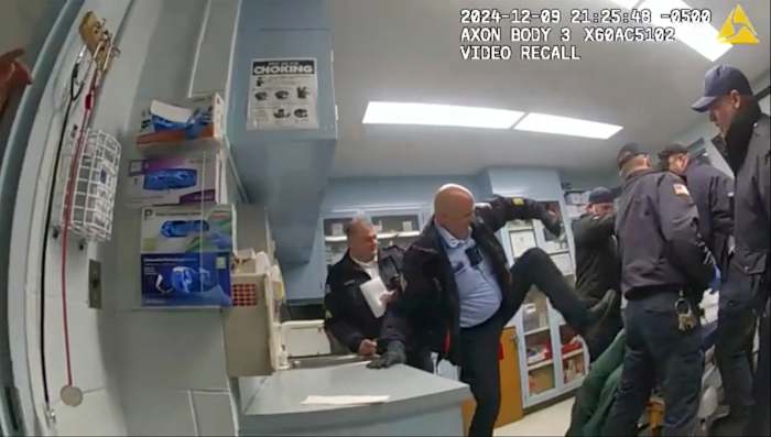 Jury beraadslaagt over de rechtszaak tegen drie New Yorkse correctionele agenten die beschuldigd zijn van de fatale mishandeling van een gevangene