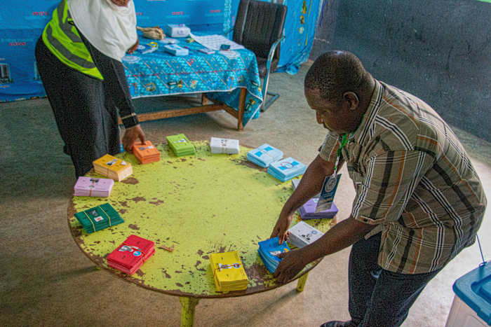 Kameroen gaat naar de stembus nu de oudste president ter wereld probeert zijn bewind te verlengen