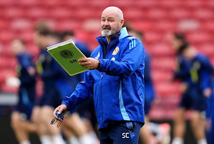 Katy Perry blijft onopgemerkt door de Schotse voetbalcoach terwijl zijn team een ​​hotel deelt met een popster